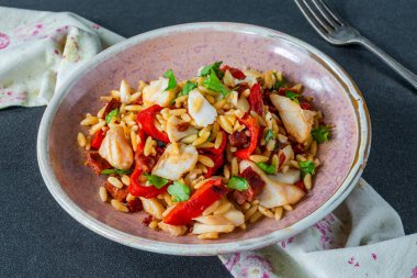 Morina, sucuk ve kavrulmuş kırmızı biberli orzo makarna.