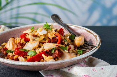 Morina, sucuk ve kavrulmuş kırmızı biberli orzo makarna.