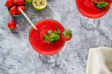 Donmuş çilekli daiquiri. Taze meyveyle süslenmiş beyaz rom.