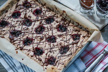 Hindistan cevizi ve kuşüzümü reçeli çikolatalı kurabiye tepsisi.