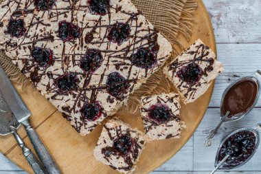 Hindistan cevizi ve kuşüzümü reçeli çikolatalı kurabiye tepsisi.