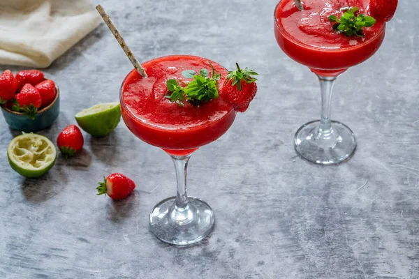 Daiquiri Morango Congelado Com Rum Branco Decorado Com Fruta Fresca — Fotografia de Stock