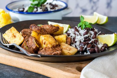 Domuz eti ve ananas ve siyah fasulye pilavı.
