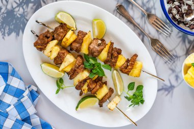 Domuz eti ve ananas şişi ve siyah fasulye pilavı.