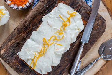 Vanilyalı, peynirli, klasik havuçlu kek.