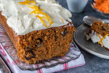 Vanilyalı, peynirli, klasik havuçlu kek.