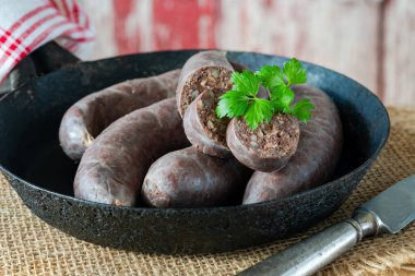 Geleneksel Polonya kara pudingi ve karabuğday ezmesi.