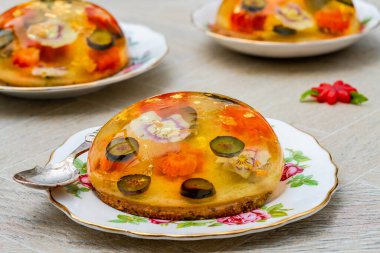 Taze meyveli limon reçeli küreler, yenilebilir çiçekler ve fıstıklı bisküvi üzerine altın tanecikler - gurme tatlı