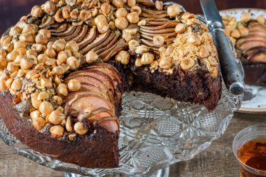 Nemli çikolata, armut ve altın fındıklı turta