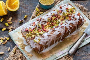 Fıstık, kakule ve limonlu kek.