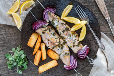 Kızarmış uskumru kebablı balık ve patates kızartması.