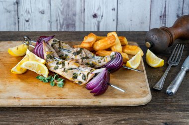 Kızarmış uskumru kebablı balık ve patates kızartması.