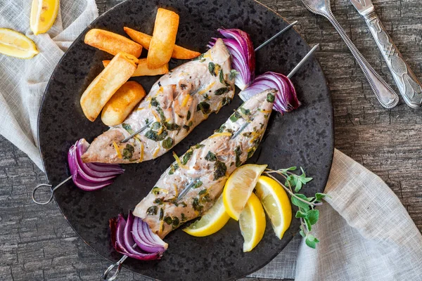 Fisk Och Chips Med Grillad Makrill Kebab — Stockfoto