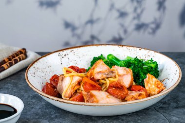 Brokoli ve erişteli somon balığı.