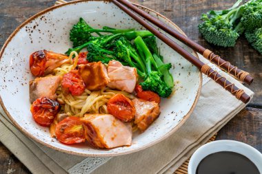 Brokoli ve erişteli somon balığı.