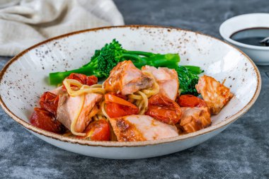 Brokoli ve erişteli somon balığı.