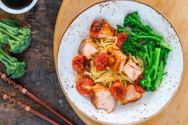 Brokoli ve erişteli somon balığı.