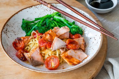 Brokoli ve erişteli somon balığı.