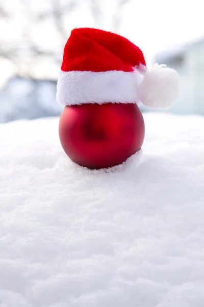 Karácsonyi háttér piros mikulás kalap fehér hó. — Stock Fotó