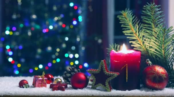 Advent kaars met decoraties en dennenboom geïsoleerd op verlichting achtergrond. — Stockvideo