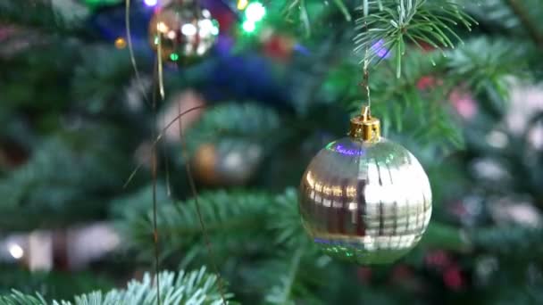 Kerstbal hangend aan een Fir Tree Branch. Kerstachtergrond. — Stockvideo