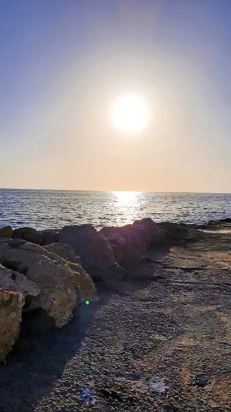 海のビーチと大きな石の夕日 . — ストック写真
