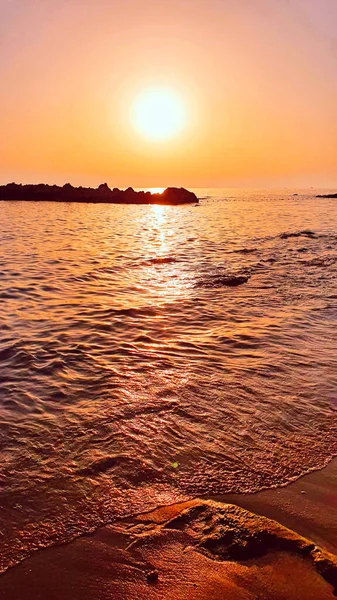 Pôr do sol da praia do mar e nuvens coloridas. — Fotografia de Stock