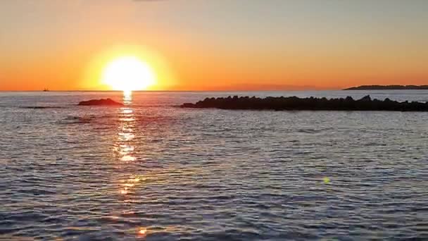 Solnedgång av havet stranden och färgglada himmel bakgrund. — Stockvideo