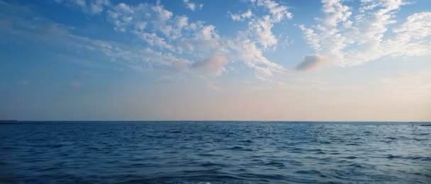 Όμορφη μπλε θάλασσα και μεγάλα ήρεμα κύματα.. — Αρχείο Βίντεο
