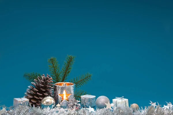 Christmas background with Advent candle and silver decoration on white snow. — Stock Photo, Image