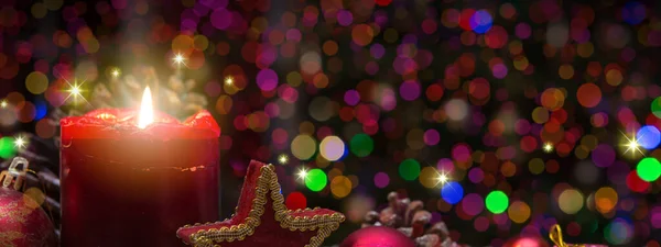 クリスマスの装飾とライトの背景を持つアドベントキャンドル. — ストック写真