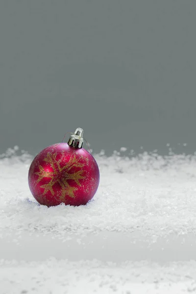 Fondo de Navidad con bola roja sobre nieve blanca. — Foto de Stock