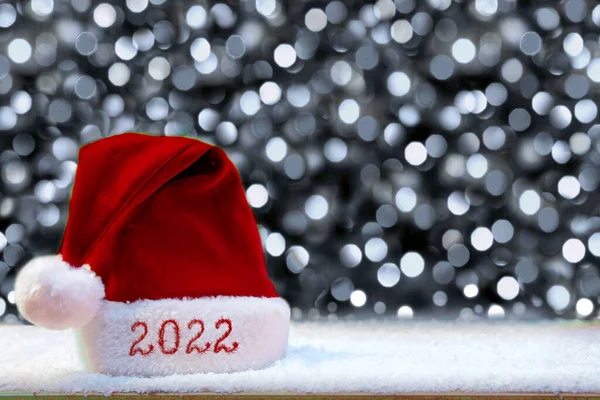 Felice anno nuovo 2022 Santa Cappello e neve bianca. — Foto Stock