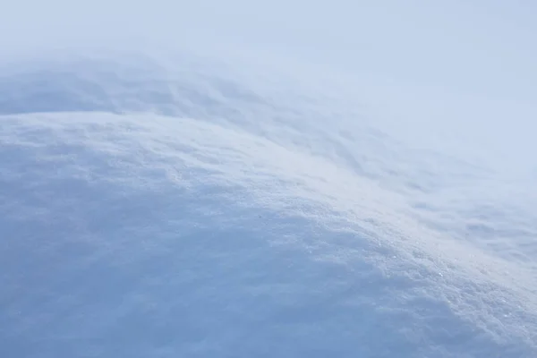 Fondo de textura fresca de nieve en tono azul y luz solar. — Foto de Stock