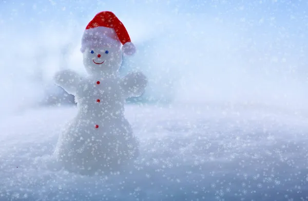 Boldog hóember áll fehér hóban. Télen karácsonyi táj. — Stock Fotó