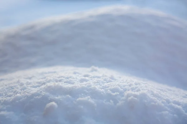 Verse sneeuw textuur achtergrond in blauwe toon en zonlicht. — Stockfoto