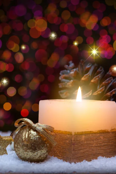 Weihnachten weiße Kerze mit goldenen Dekorationen und Lichtern. — Stockfoto