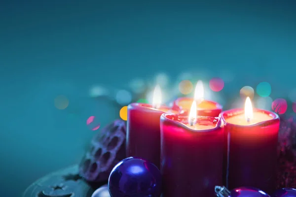 Cuatro velas rojas para Adviento. Fondo de Navidad. —  Fotos de Stock