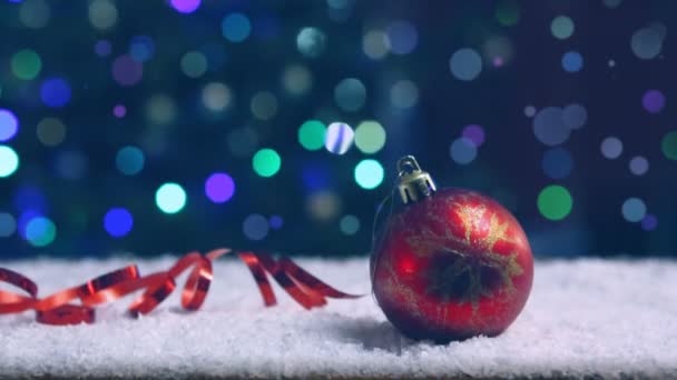 크리스마스 배경, 하얀 눈 위의 붉은 공. — 비디오