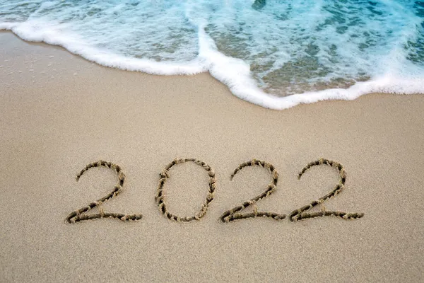 Capodanno 2022 scritto sulla spiaggia di sabbia caraibica con onde marine . — Foto Stock