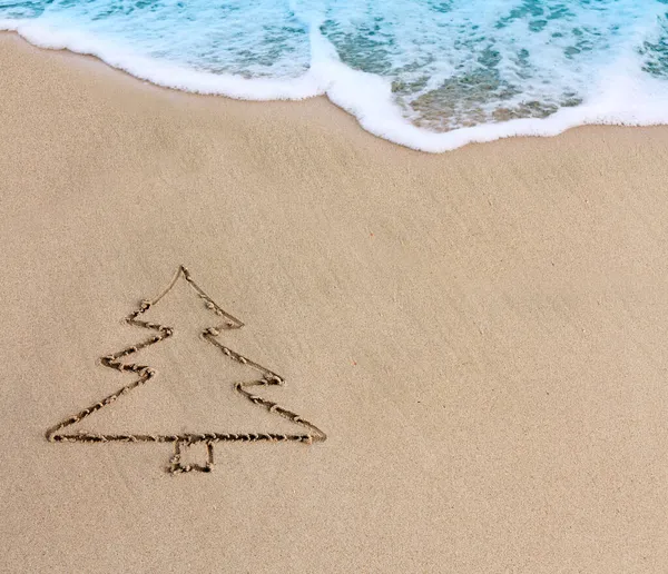 Fond de Noël avec dessin de sapin dans le sable à la plage des Caraïbes. — Photo