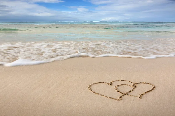 Två love hjärtan på karibiska stranden. — Stockfoto