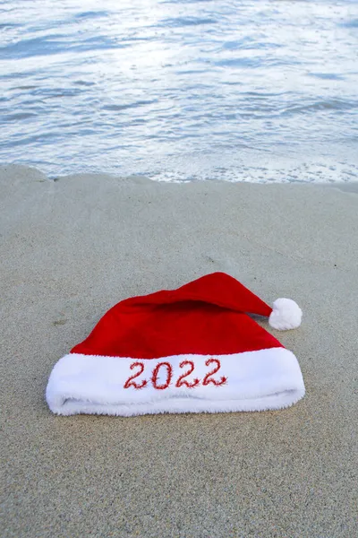 Новый 2022 год в шляпе Санта-Клауса на карибском пляже. — стоковое фото