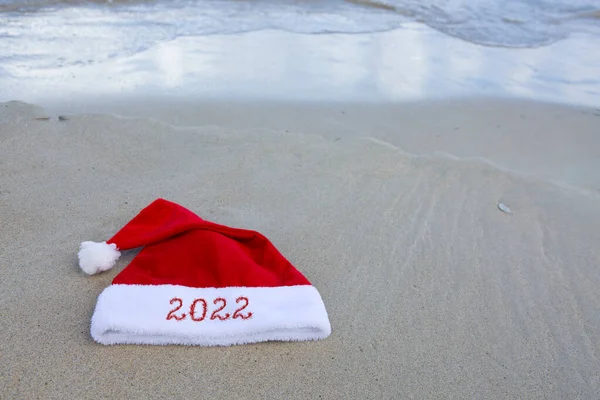Yeni yıl 2022 'de Karayip sahilindeki Noel Baba şapkasında yazılmış.. — Stok fotoğraf