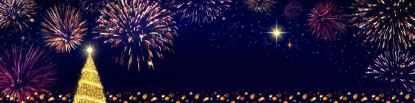 Árvore de Natal dourada e fogos de artifício coloridos em estrelas céu fundo. — Fotografia de Stock