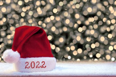 Mutlu yıllar 2022 Noel Baba Şapkası ve beyaz kar.
