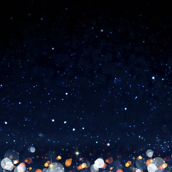 Jul bakgrund med suddig bokeh och stjärnor himmel. — Stockfoto