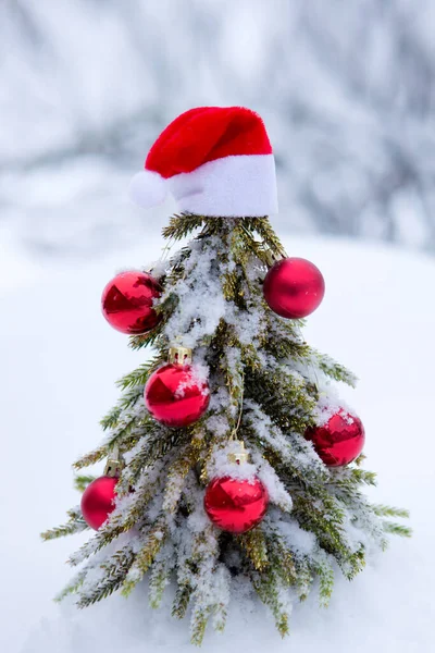 Fundo de Natal com chapéu de Papai Noel vermelho e abeto na neve branca. — Fotografia de Stock