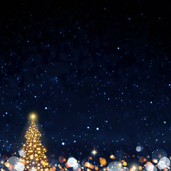 Arbre de Noël doré isolé sur fond de ciel étoilé . — Photo