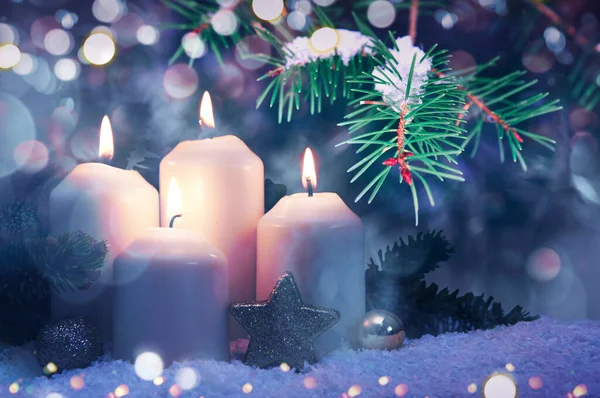 Καλά Χριστούγεννα φόντο με τέσσερα λευκά κεριά Advent στο χιόνι. — Φωτογραφία Αρχείου